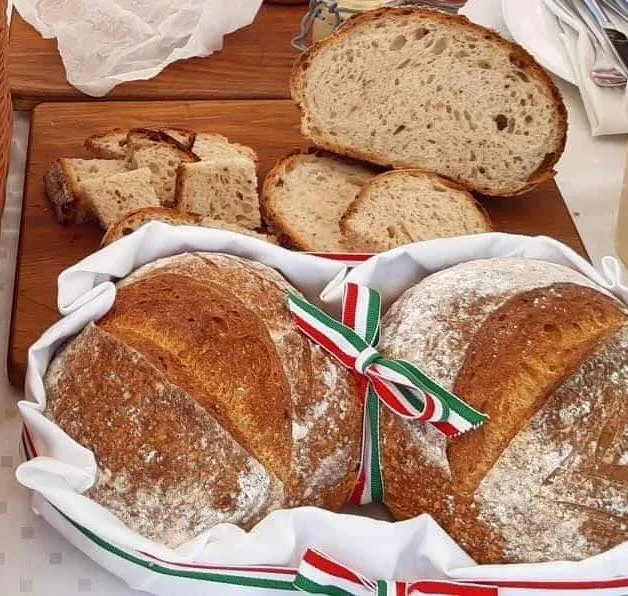 kőlap kemencéből kiszedett cipók gőzölögnek